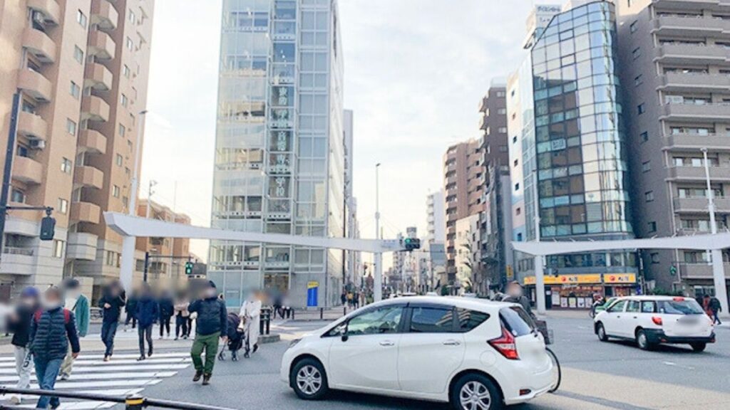 交差点「清水橋」を通過する